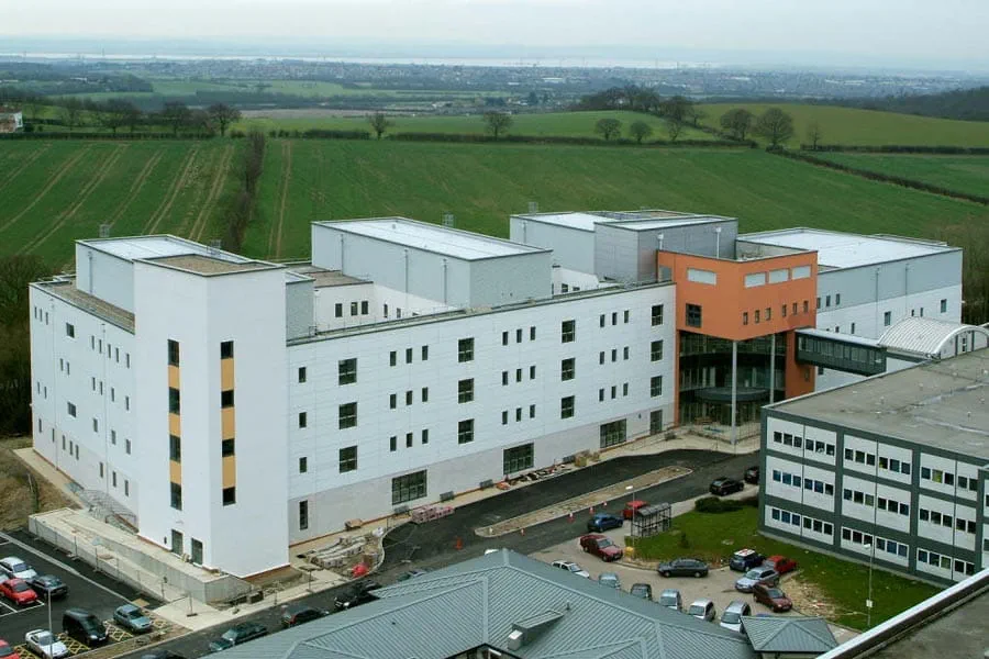The 15,000m² facility is situated on a greenfield site on the existing hospital campus.