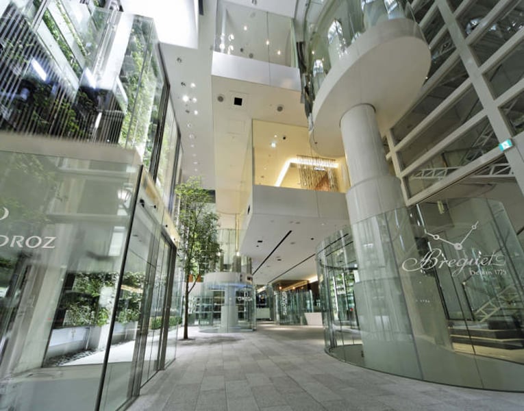 Its Hydraulic elevators provides a pleasant sensation of floating across the atrium