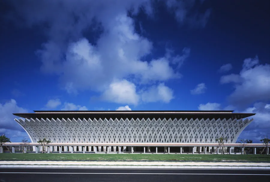 沖縄伝統芸能の保存振興を図る目的で計画された劇場。
