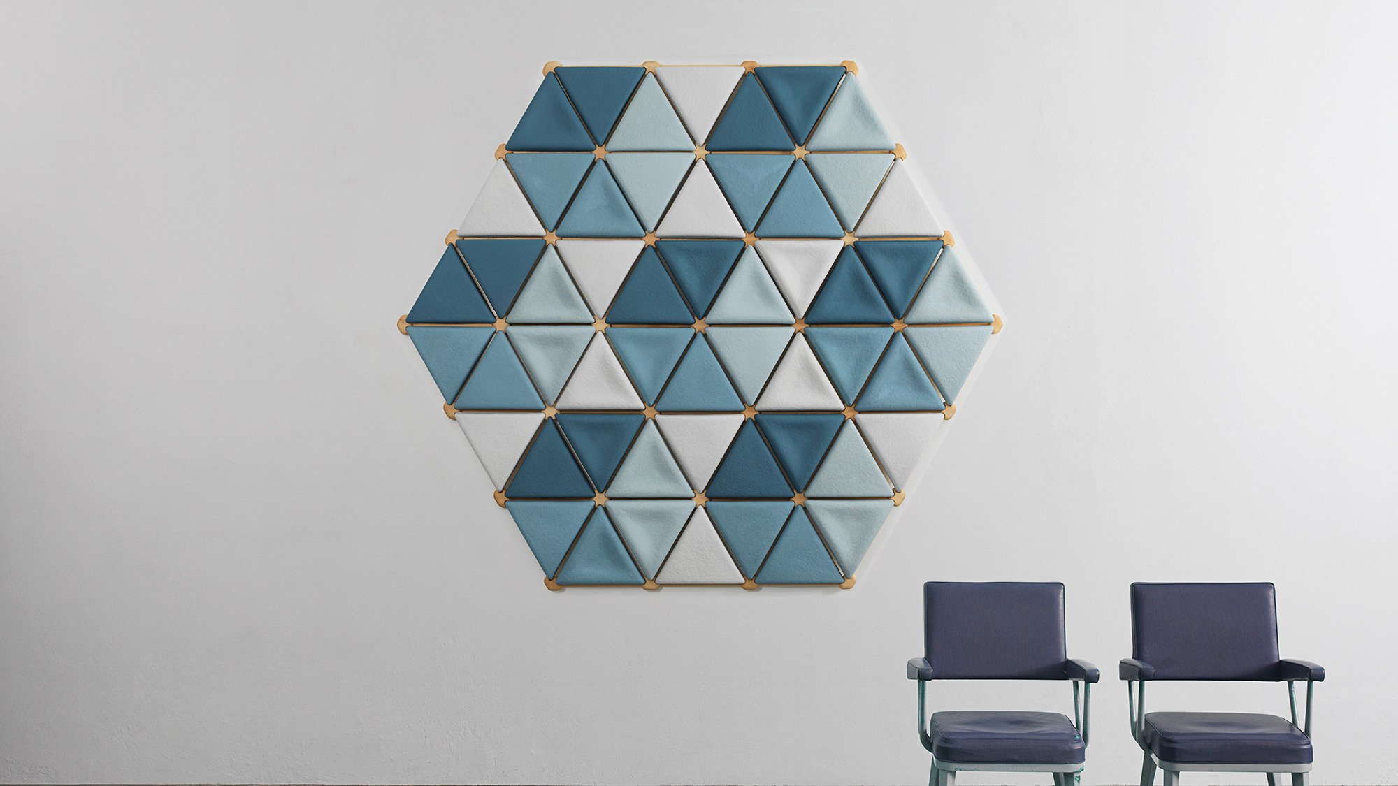 Variation des Foresta Akustiksystems in Form eines Hexagons in Blautönen