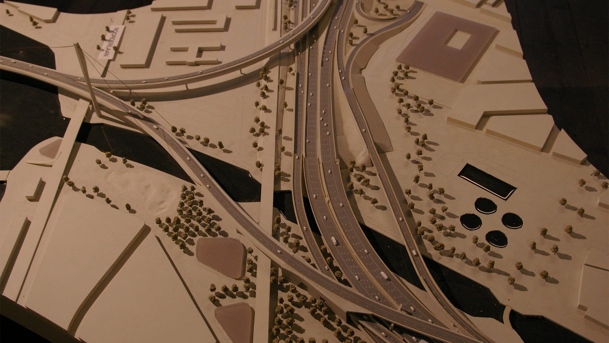 Our integral approach included technical expertise on the covering structure itself, traffic engineering, highway design and masterplanning, including underground interchanges and highway ramps.