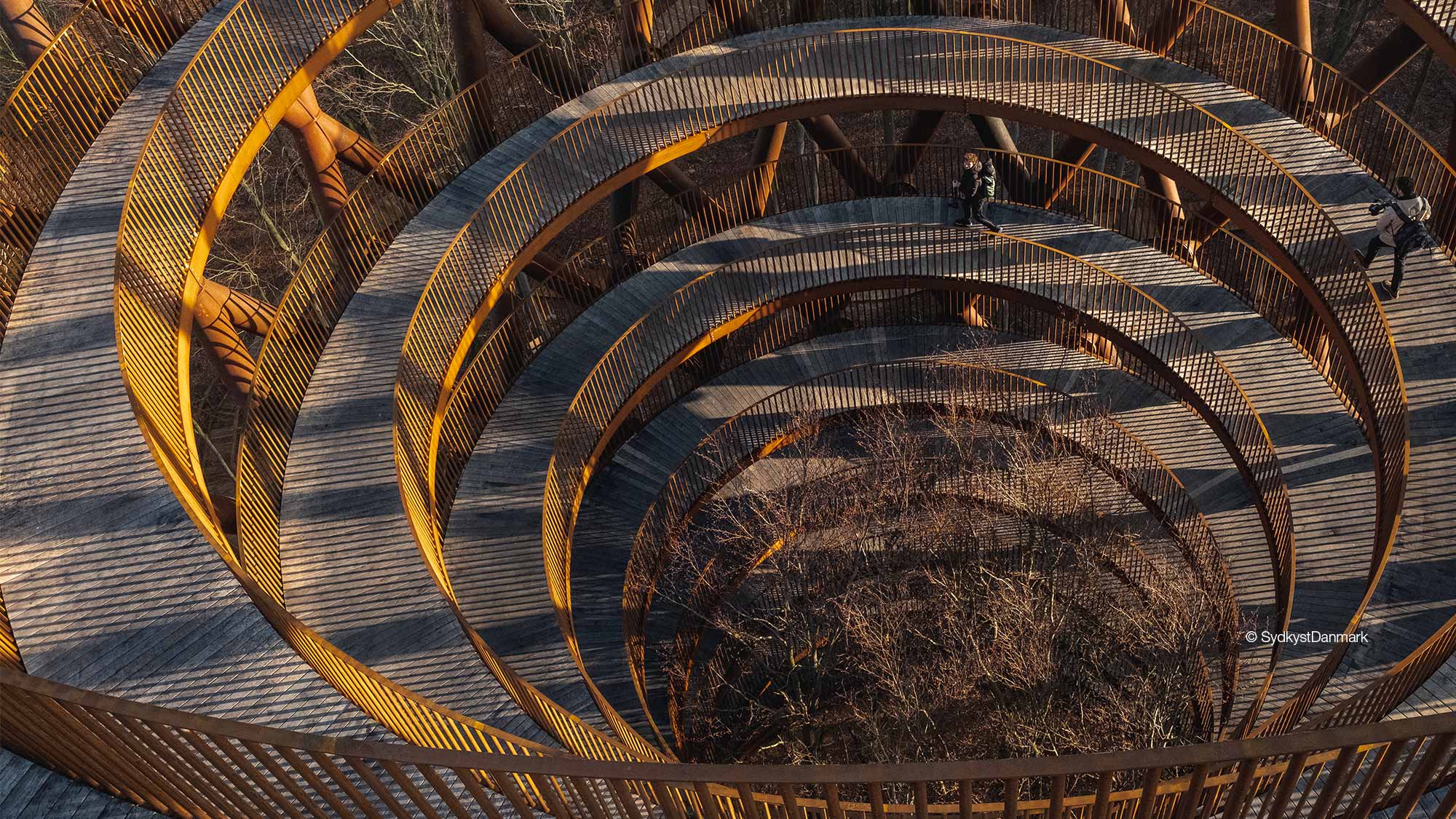 Camp Adventure observation tower's spiraling ramp made out of steel and wood. © SydkystDanmark 