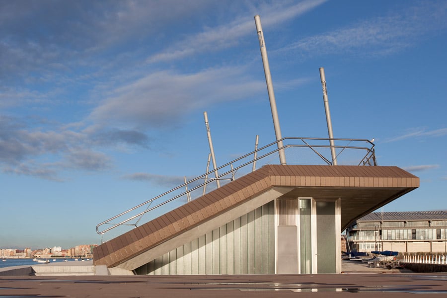 The sea side of the roof forms terraces with a pedestrian access ramp from ground level to the roof plaza. 