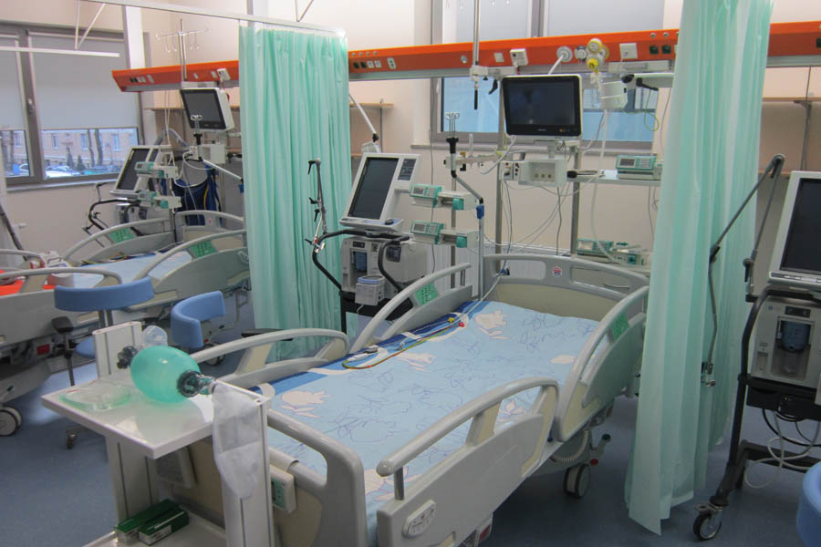 The operating theatre includes five operating rooms equipped with highly specialised medical equipment. 