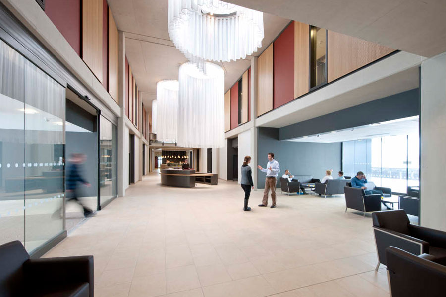 The hospital is designed to eliminate or minimise corridors, using an atrium for circulation. 
