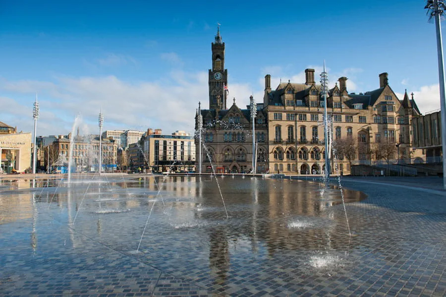 Boasts the UK’s largest city centre water feature at 3600 meters squared.