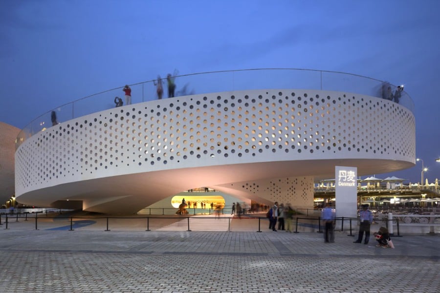 The pavilion, named as Welfairytales, articulates into a continuous geometric knot and forms a looping ramp.