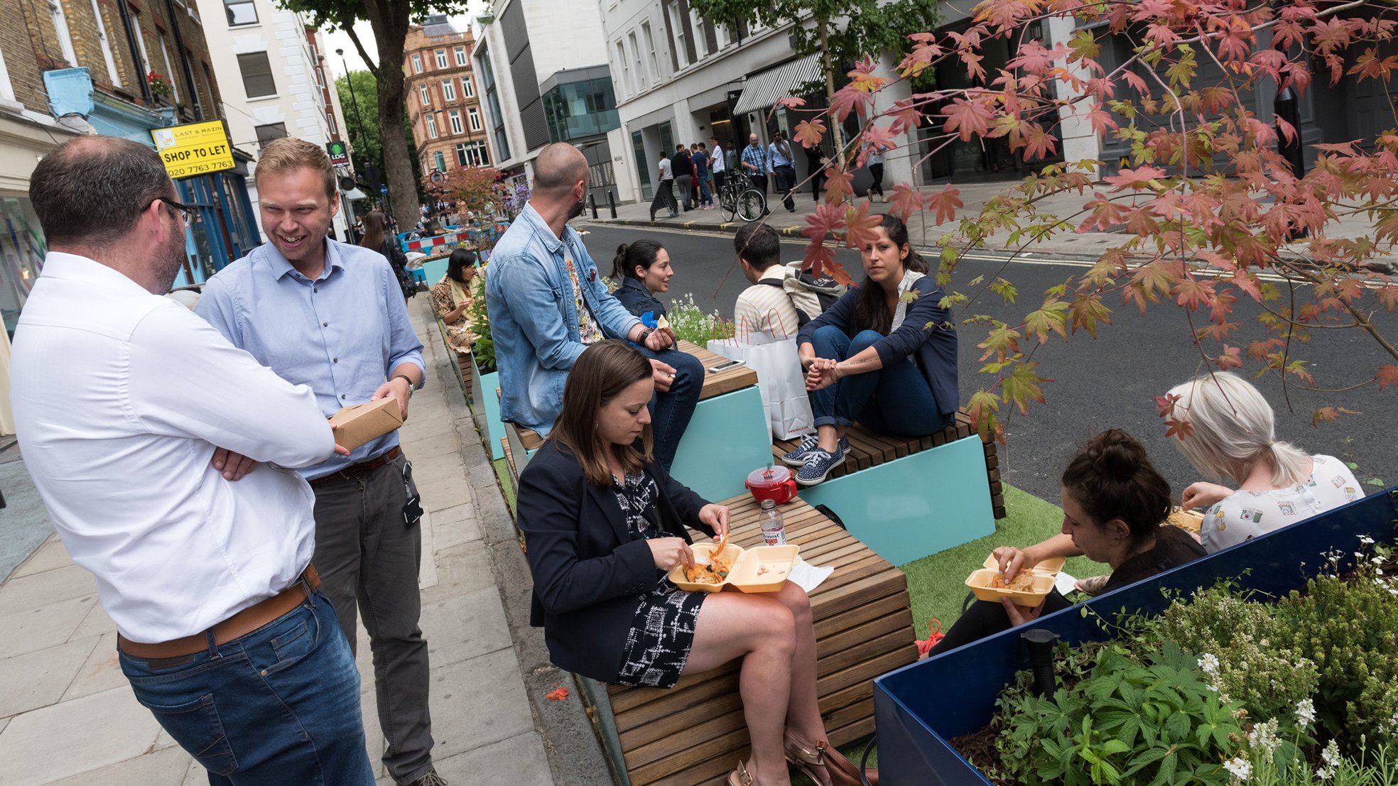 Visitors to FitzPark, a new parklet in London's Fitzrovia designed by 电竞竞猜外围 's Landscape Architecture team