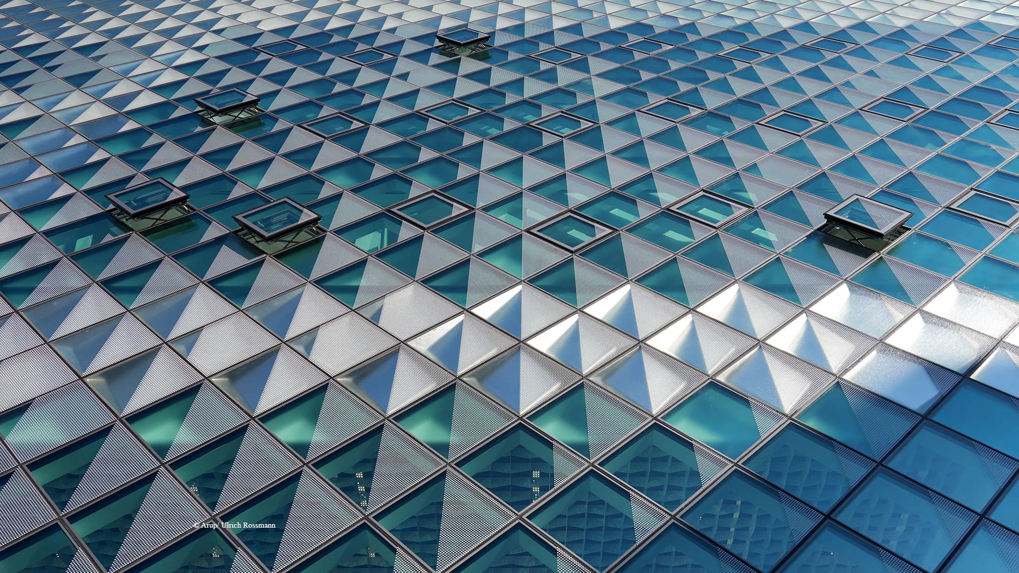 Arup entwickelte gemeinsam mit den Architekten Richter Musikowski und in enger Zusammenarbeit mit der Industrie ein innovatives, modulares Fassadensystem, das aus vorgefertigten Glas-Metallkassetten besteht.