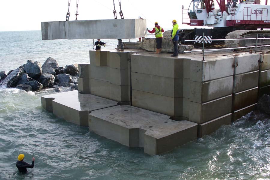 The seaside face of the breakwater is protected by a revetment made up of 3-6tn rock armour and 14tn antifers blocks.