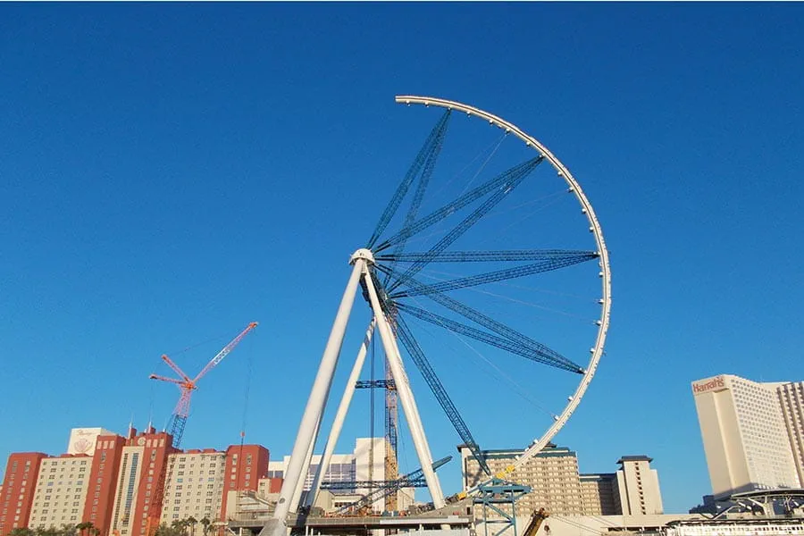The 28 segments (one per cabin) that make up the rim were installed starting from the 6:00 position and rotating upwards. 