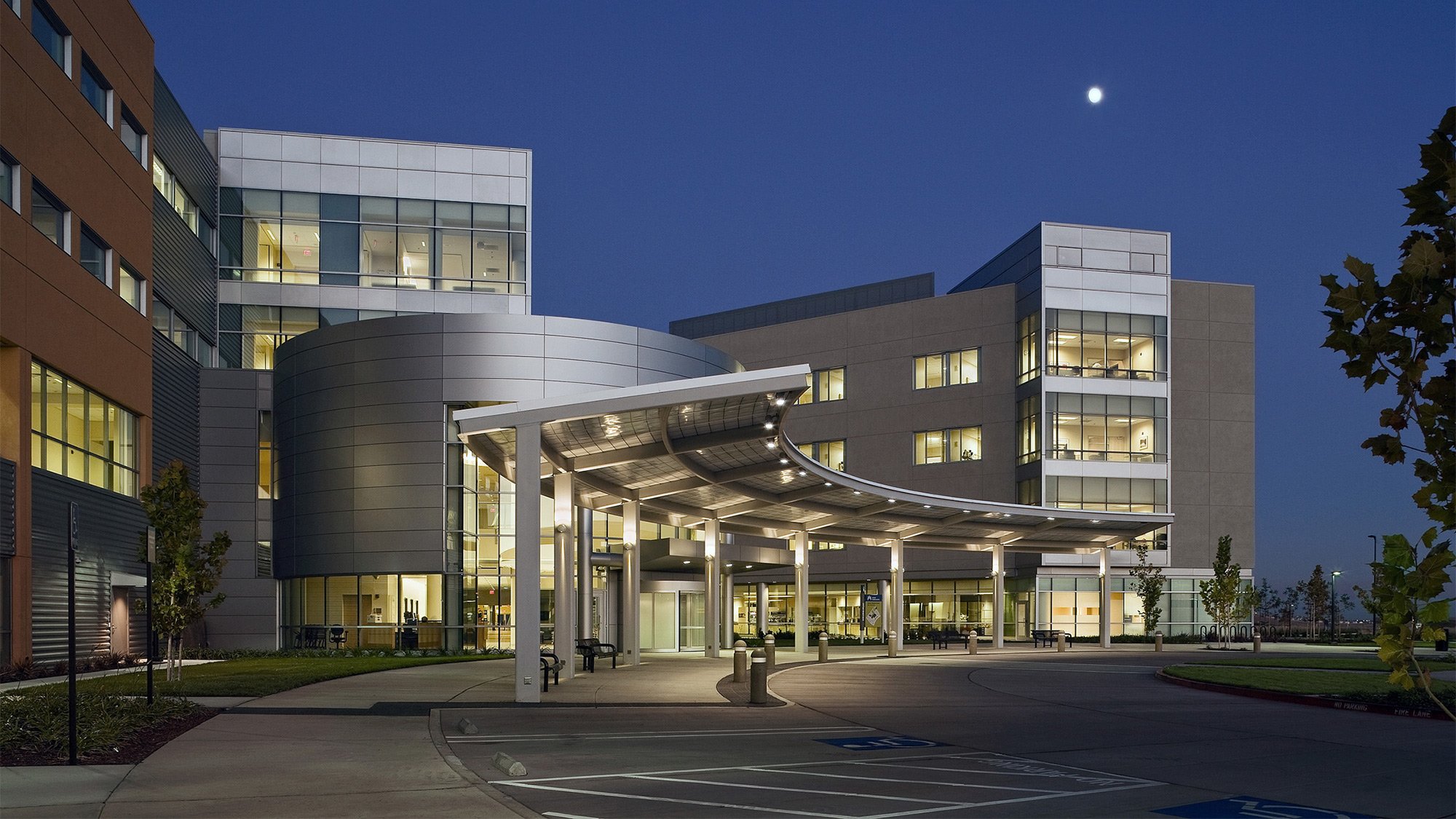 Rendering of Kaiser Template Hospital at night