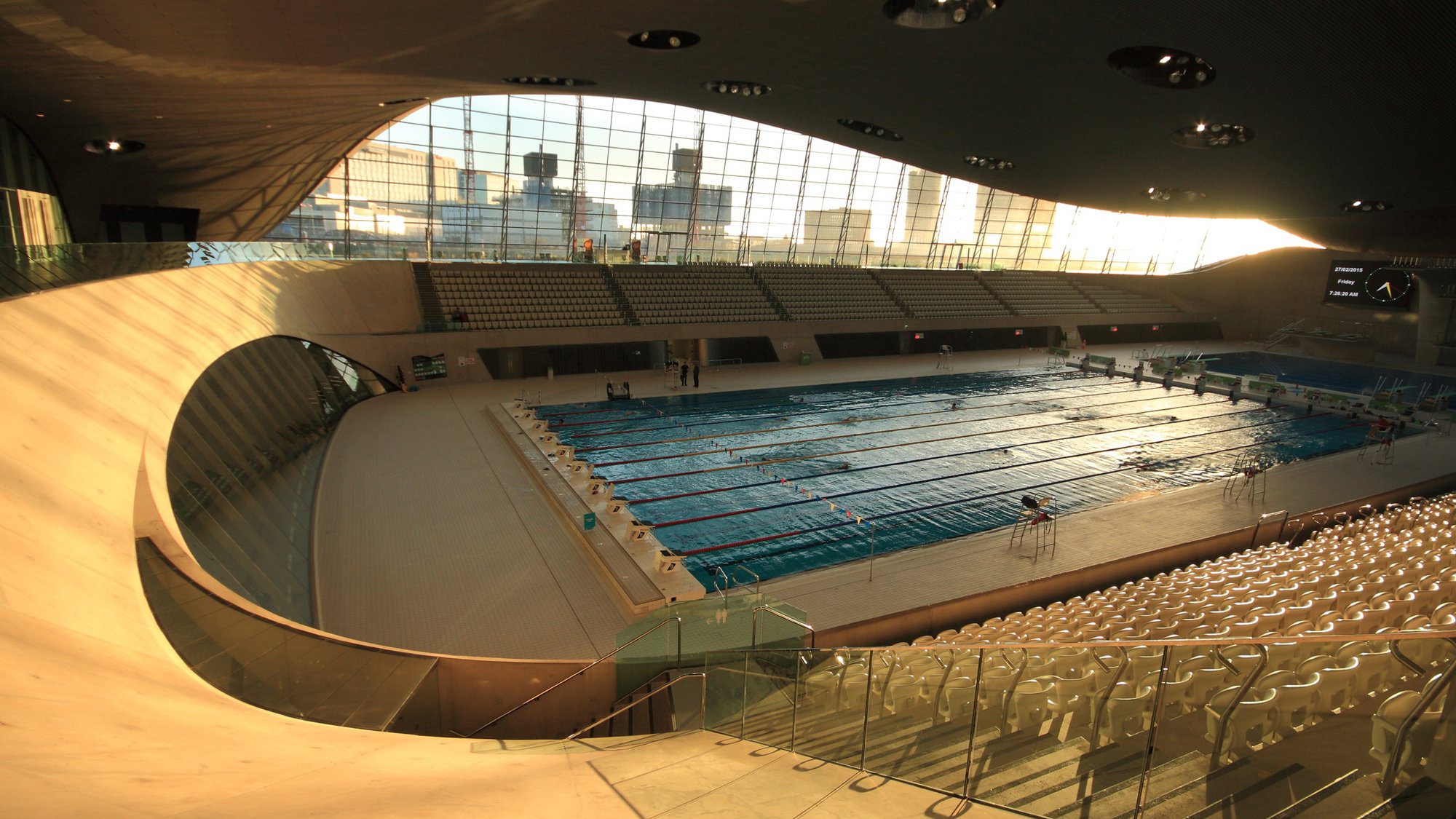 Олимпийском спортивном центре. Водный центр London Aquatics Centre Лондон 2012. Олимпийский Водный центр Заха Хадид Лондон 2011. Центр водных видов спорта Заха Хадид. Хадид центр водных видов спорта в Лондоне.