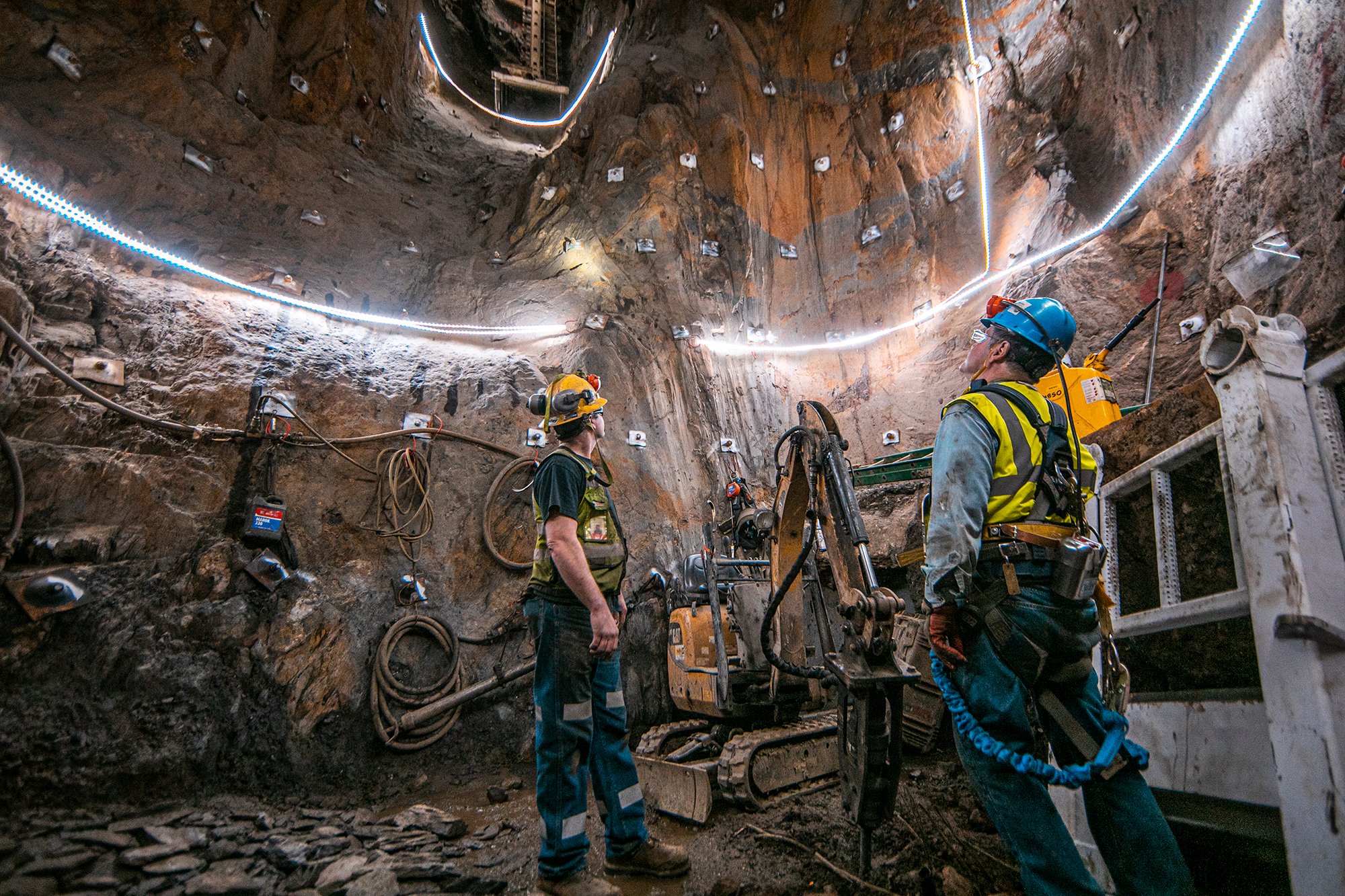 deep underground neutrino experiment cavern