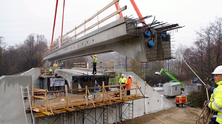 Einhub der vorgefertigten Bauteile des modularen Brückensystems.