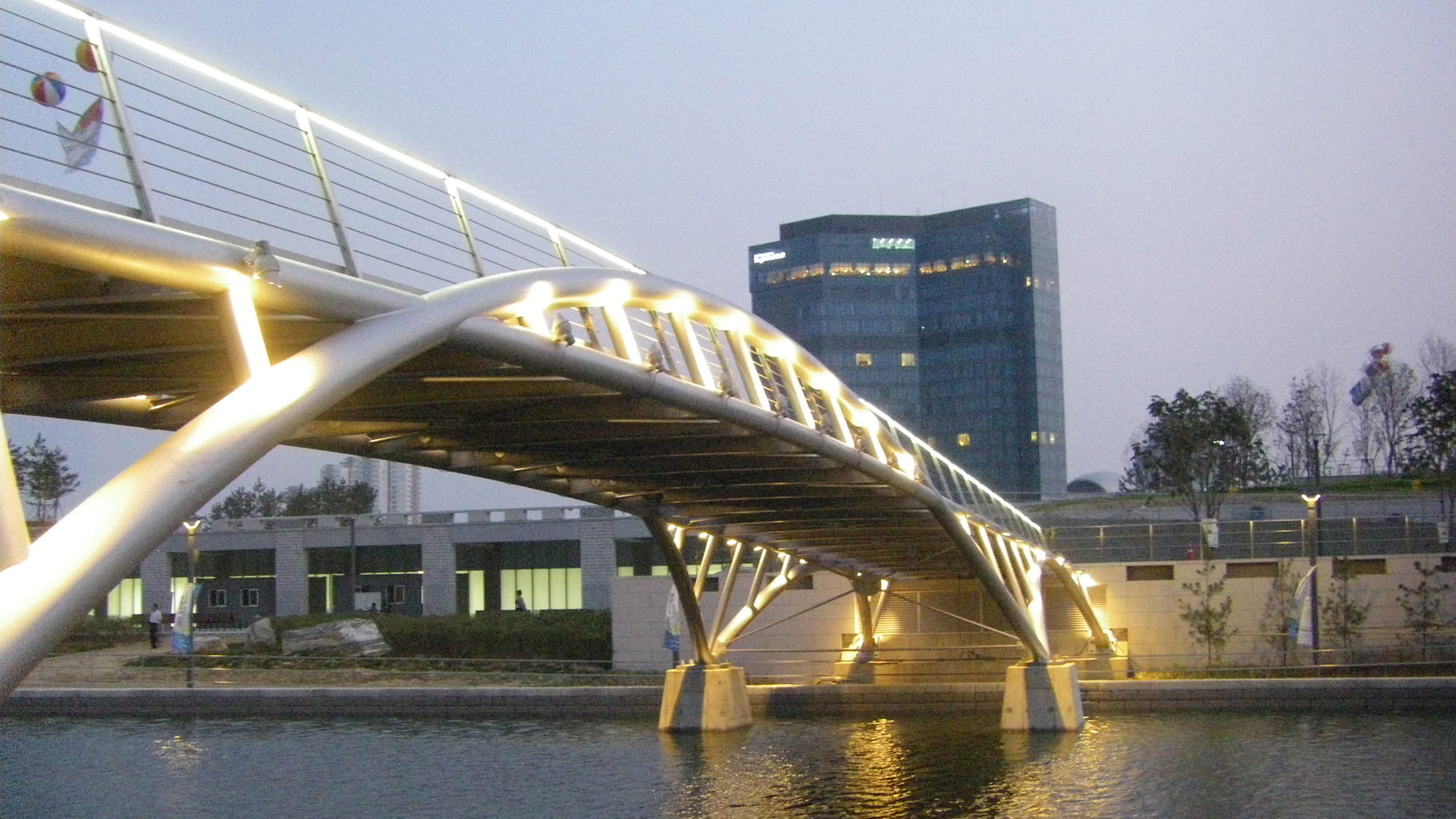 View of a bridge crossing the river. Credit: Fotografie Gale International Korea GIK