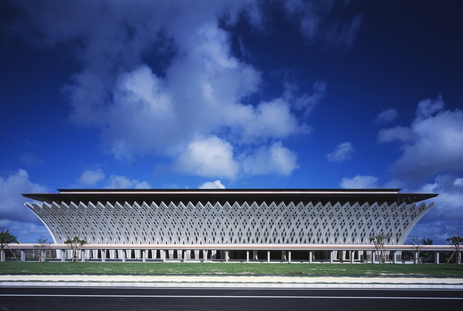 沖縄伝統芸能の保存振興を図る目的で計画された劇場。