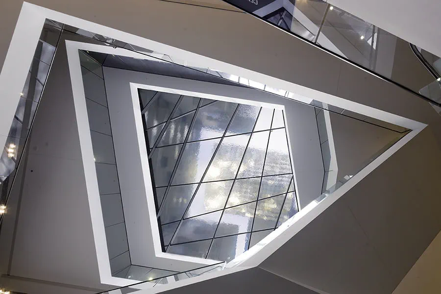 The heliostat, above the retail areas and park, maximises the access to natural light.