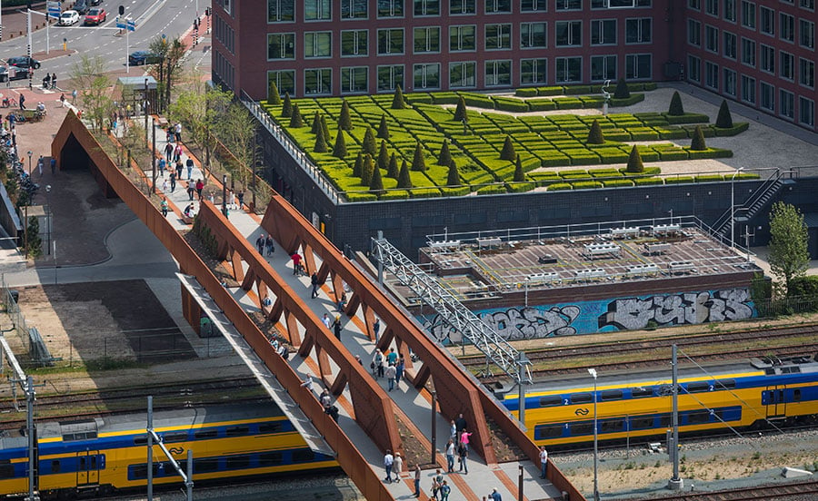 Spanning rail tracks, the crossing creates a social and traffic-free connection, improving the accessibility of the Palace district and opening up possibilities for further public development. 