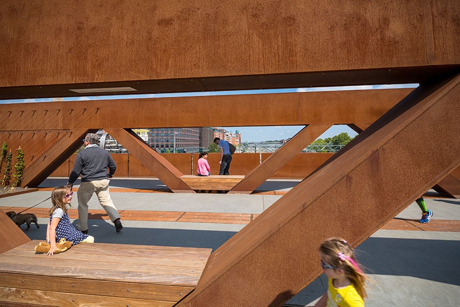 The use of weathering steel is in harmony with the surrounding fortifications and produces a characterful effect.