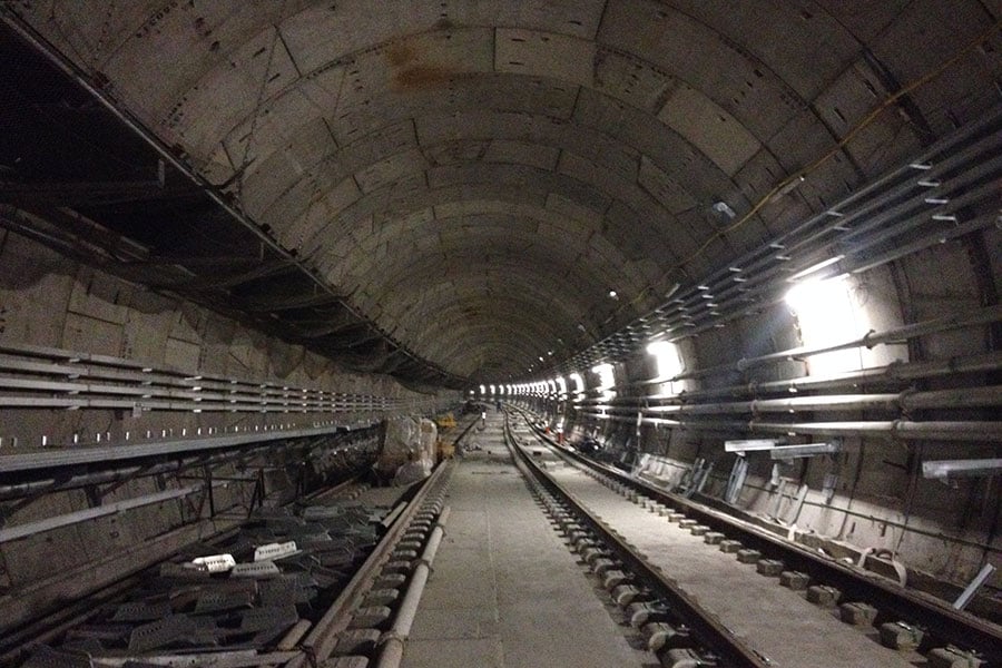 Aproximadamente 4,5 km de tunel e três novas estações de metrô.