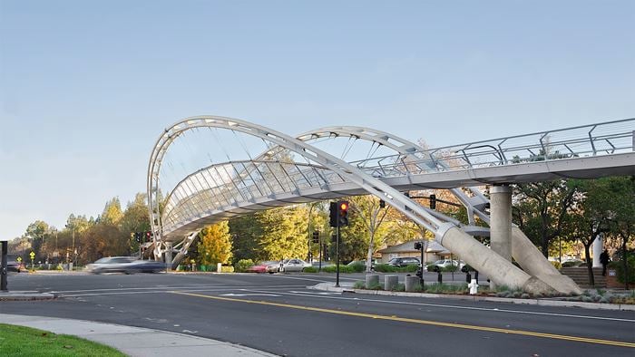 The new Robert I. Schroder overcrossing provides safe passage for pedestrians and bicyclists. The bridge structure is 184m long, has a main span of 73m and has a 3m wide path of travel. Photo: Paul Mouraille + Arup