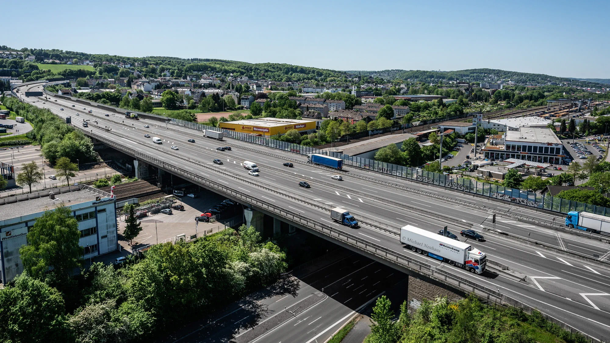 Die 6-spurige Schwelmetalbrücke ist Teil der A1, einer der meistbefahrenen Autobahnen Deutschlands und soll ersetzt werden ohne den Verkehrsfluss zu behindern. 