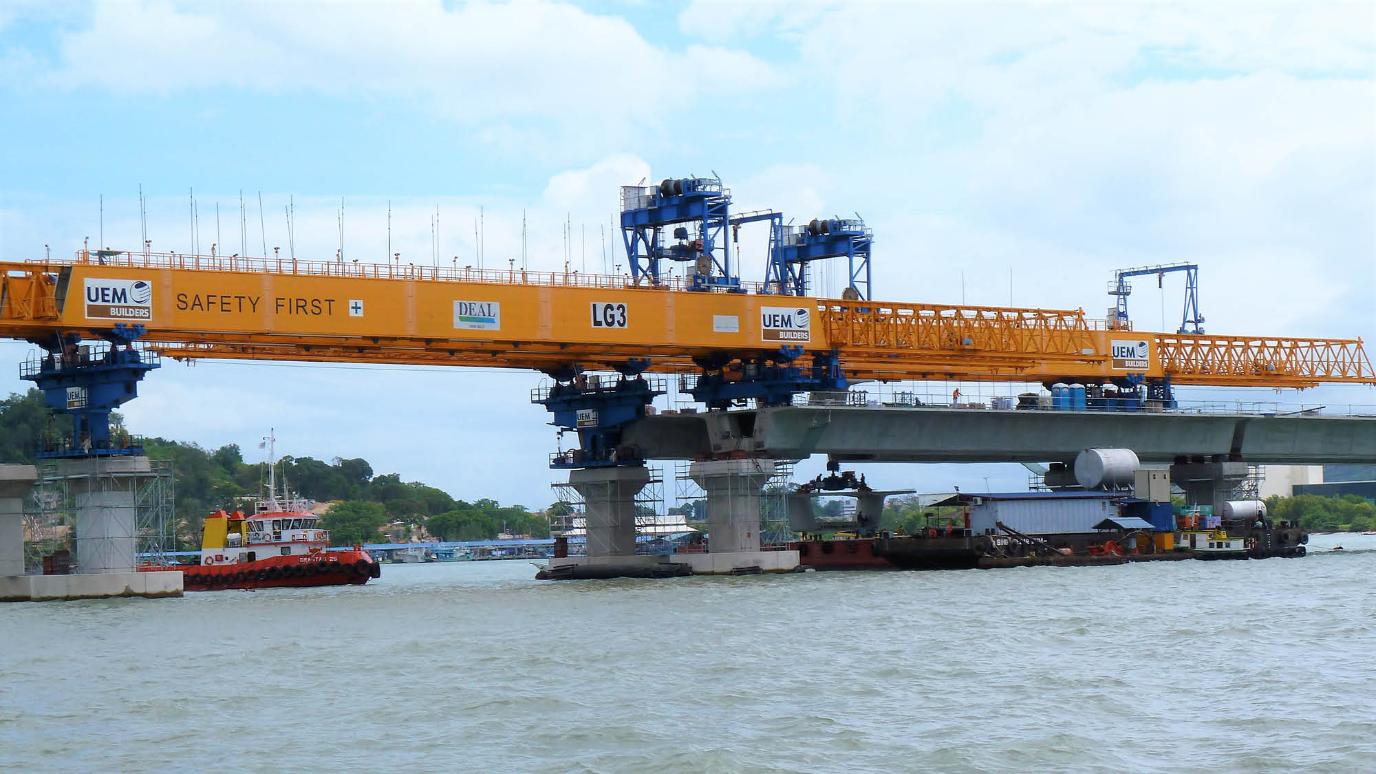Span-by-span segmental erection for the marine approach viaduct superstructure © Arup Malaysia
