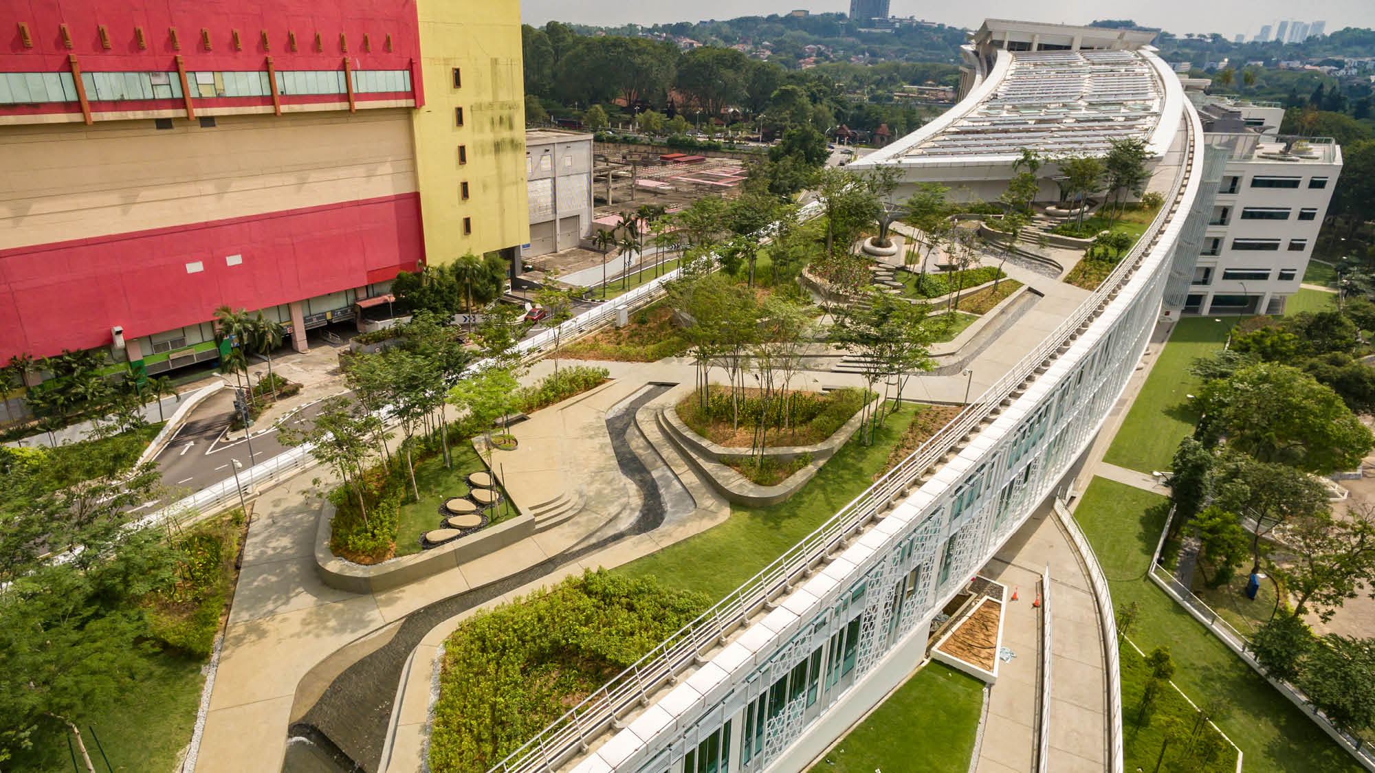 2853m2 rooftop garden at the top of the last block of PKNS © Arup