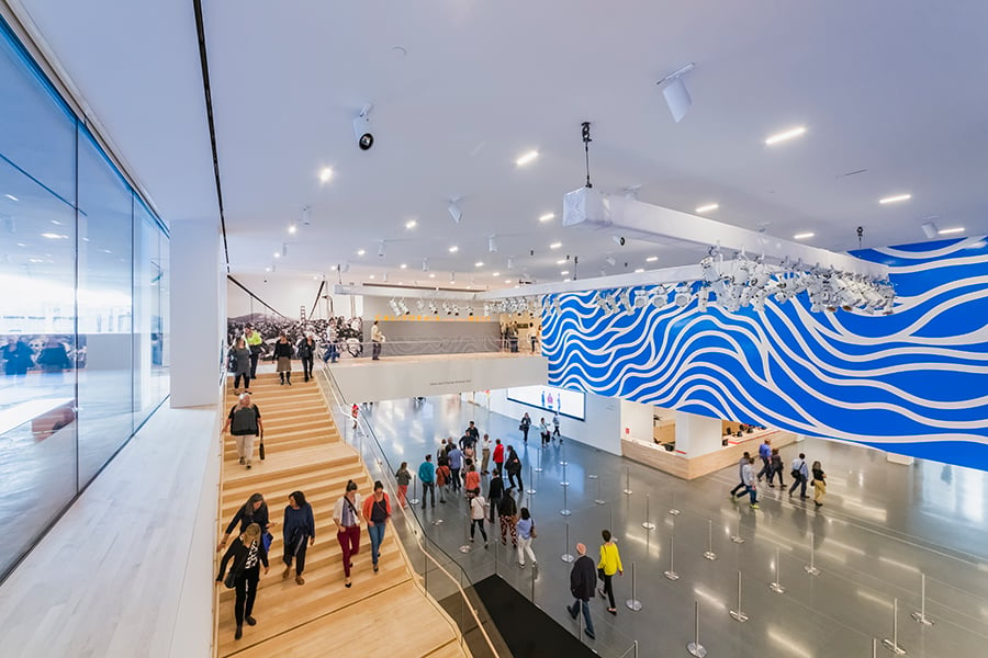 The close connections between room acoustics and audio reproduction, lighting and video display, daylight penetration and façade engineering leave a lasting impression.