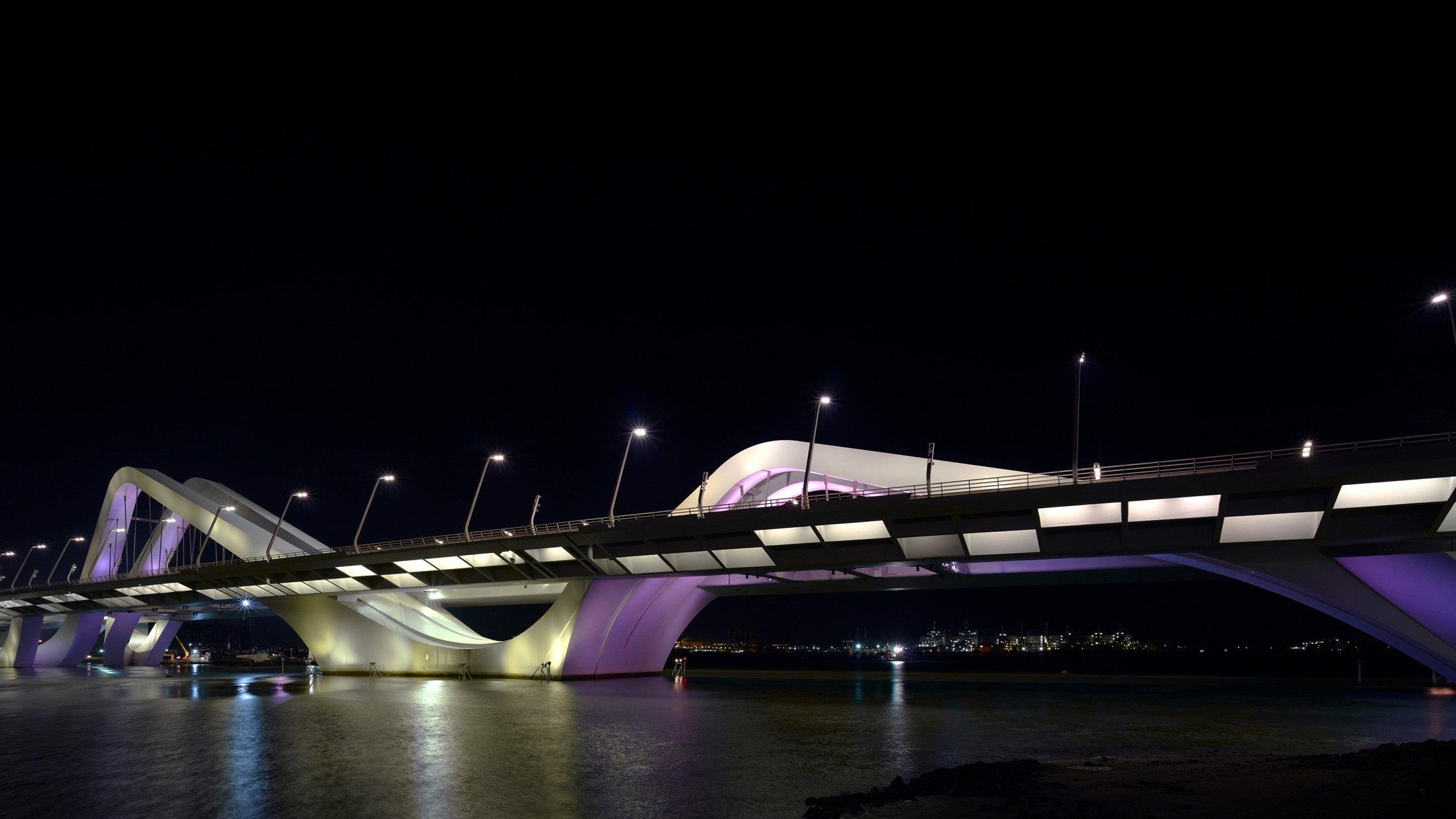 The Sheikh Zayed Bridge in Abu Dhabi. Photo: Christian Richters