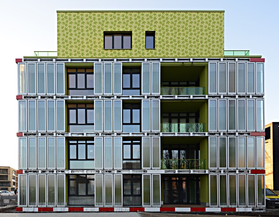 SolarLeaf façade is based on the idea to utilise bio-chemical process of photosynthesis for the design of energy efficient buildings and building clusters.