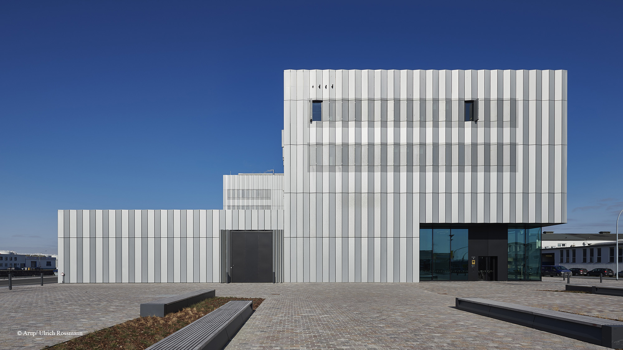The cubic forms of the Thünen-Institut with its lightly folded, silver anodised aluminium facades are reminiscent of irregularly stacked containers.
