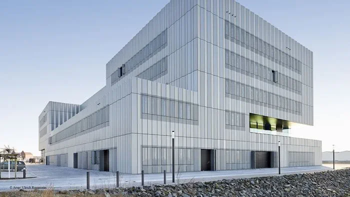 The cubic forms of the Thünen-Institut are reminiscent of irregularly stacked containers.