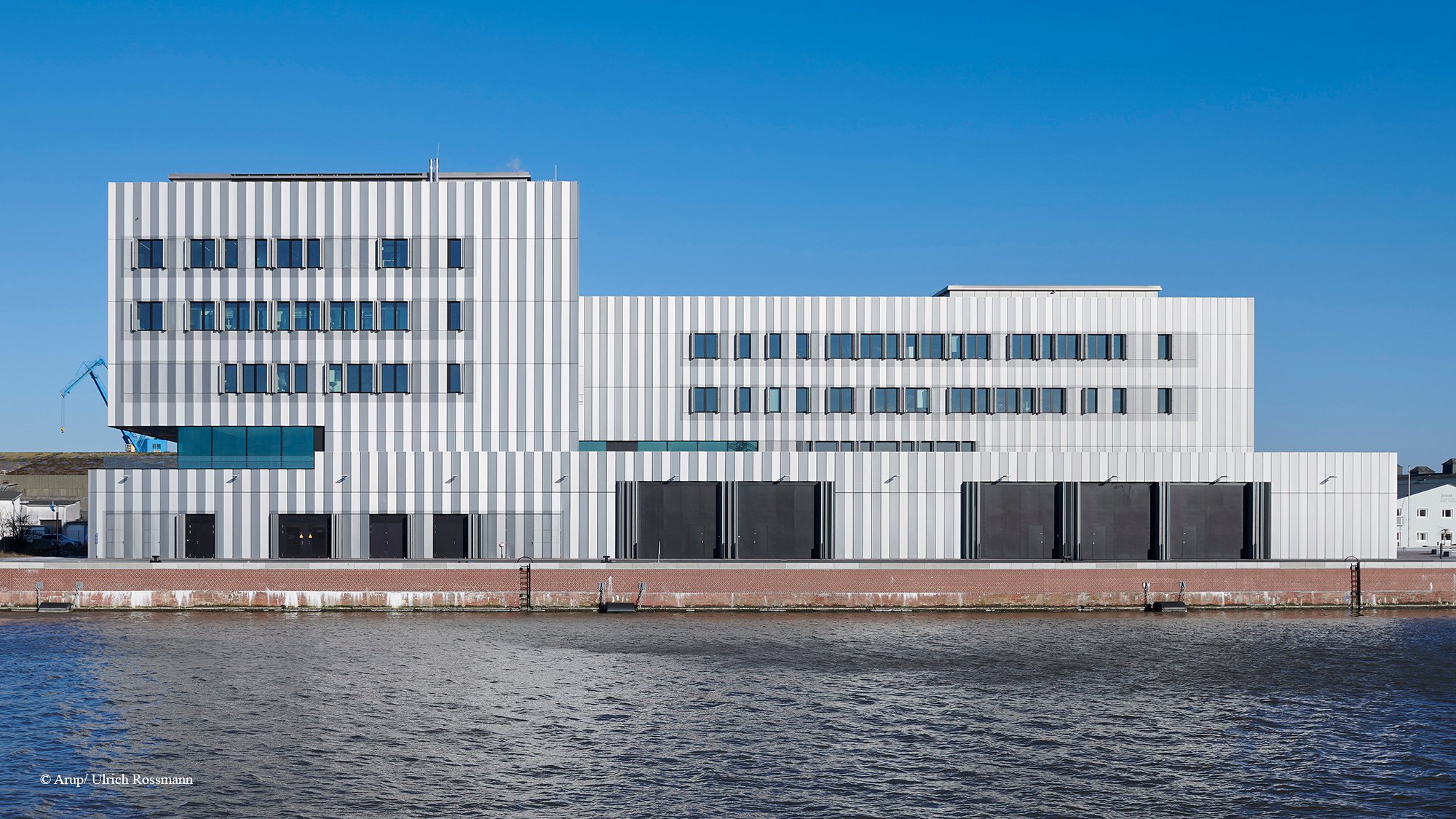 The cubic forms of the Thünen-Institut are reminiscent of irregularly stacked containers.