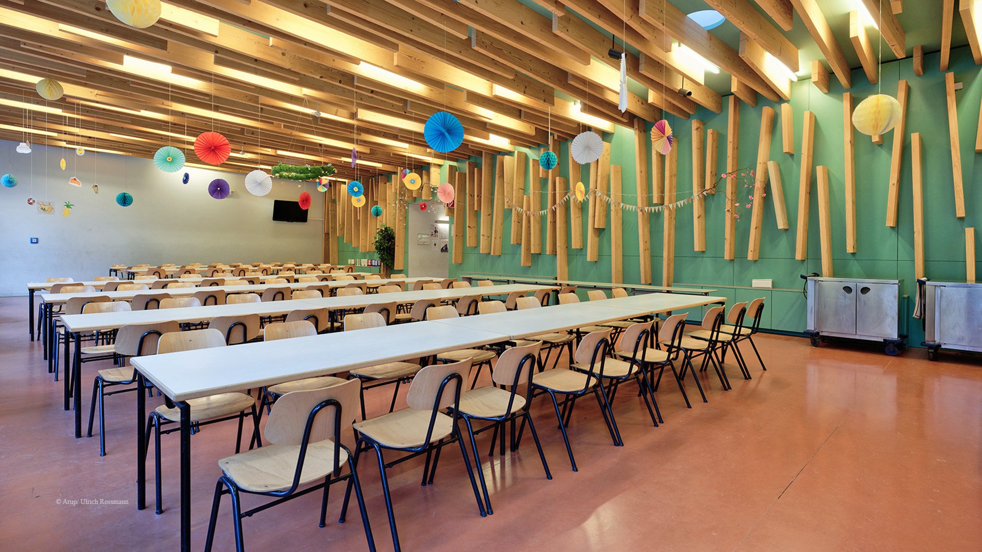 Für die stützenfreie Dachkonstruktion der Mensa der Schule am Tempelhofer Feld wurde von Arup eine neuartige Holzbauweise entwickelt.