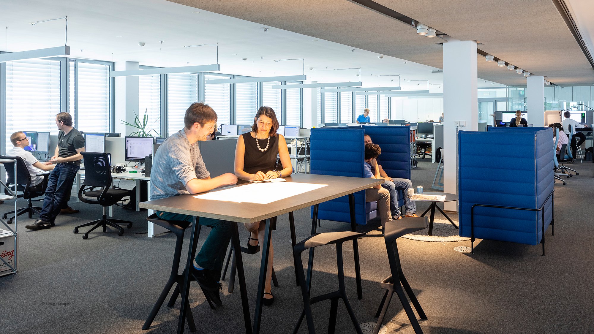 The employees of the Berlin office move flexibly between work areas and can choose the most suitable space.