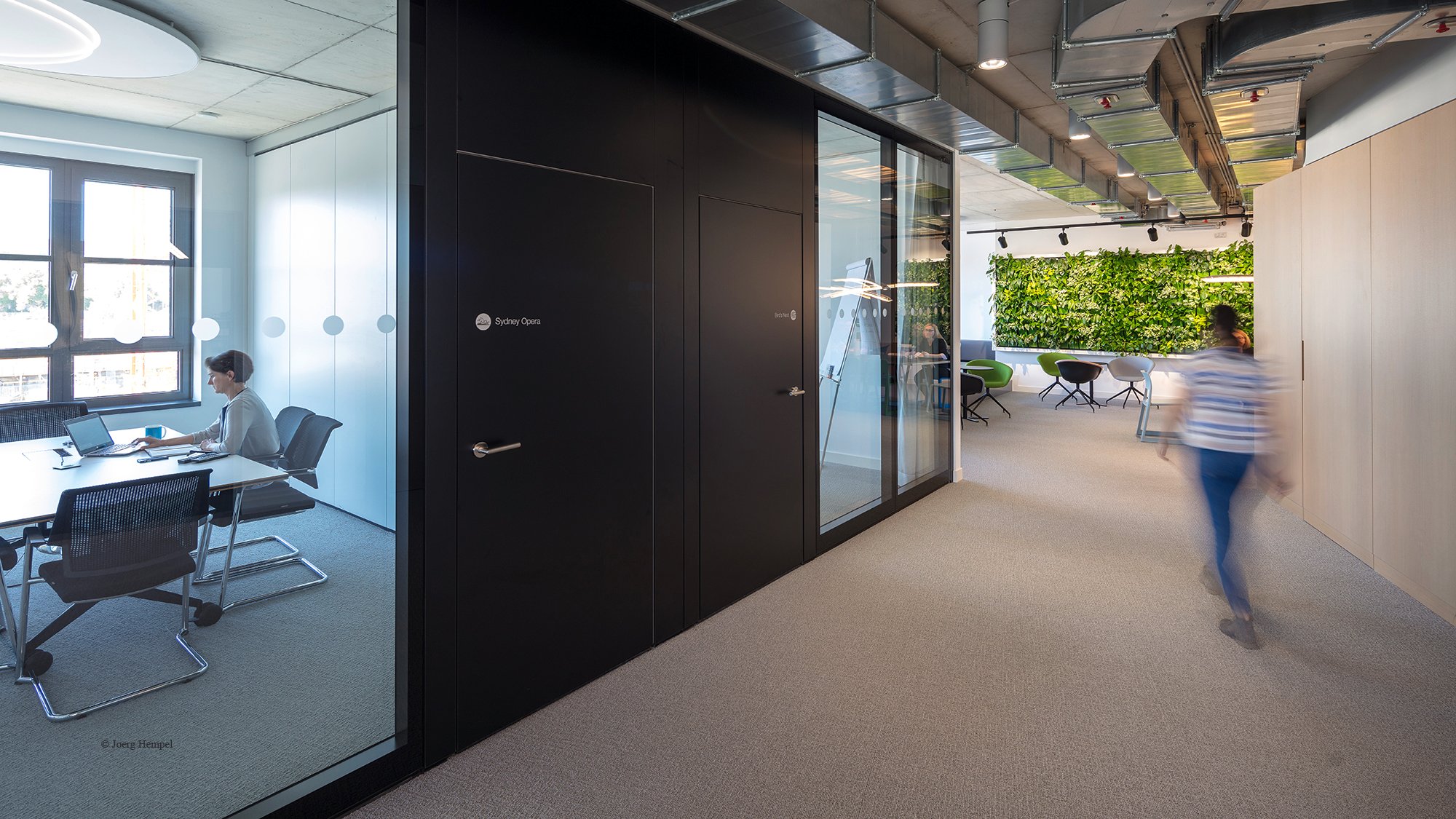 In den neu errichteten Büroflächen in Frankfurt wurden elegant anmutende Arbeitsumgebungen mit hochwertigen Oberflächen eingerichtet.