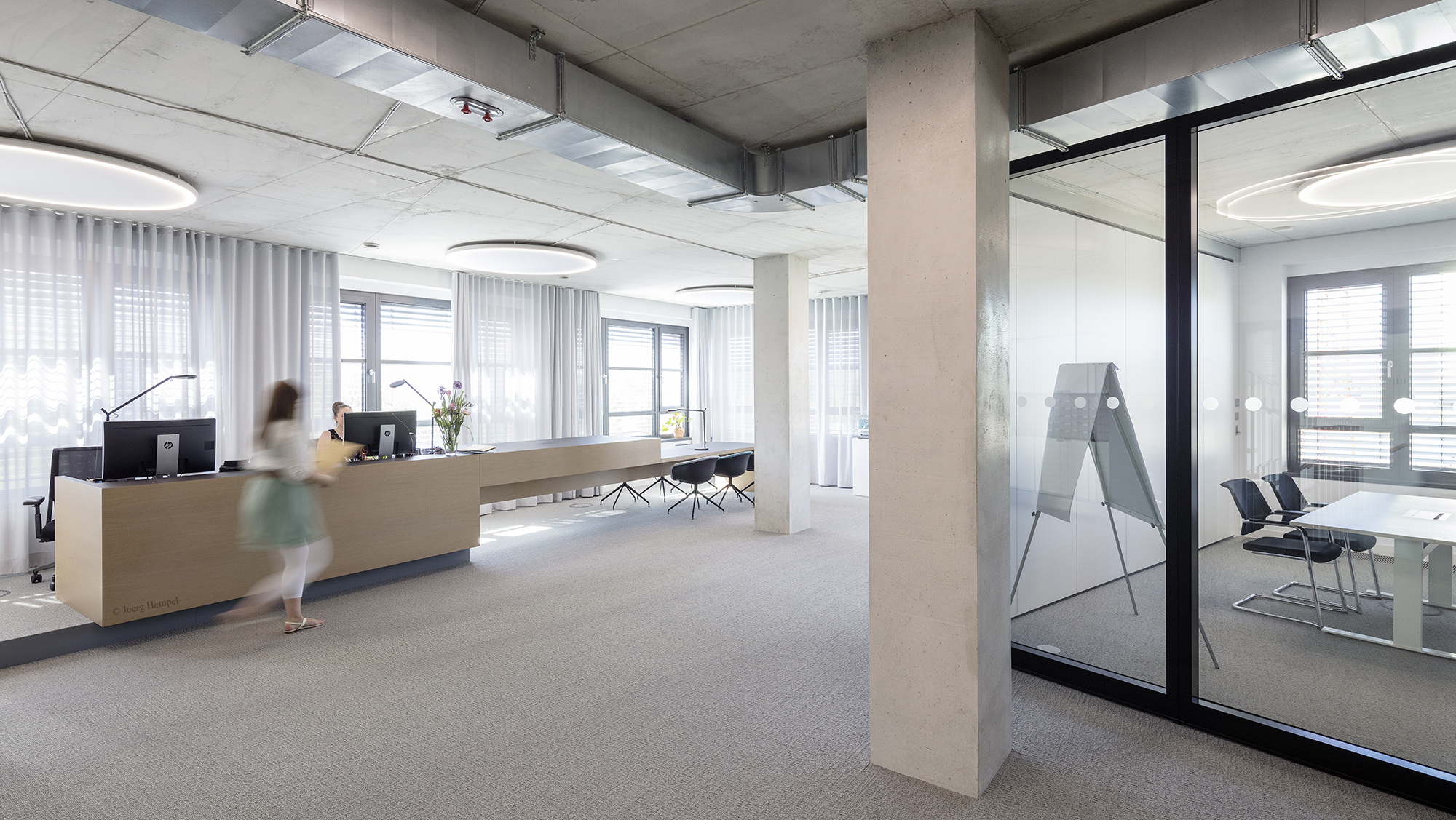 Der Empfangsbereich des Frankfurter Büros ist offen und einladend gestaltet. Der erweiterte Empfangstresen bietet zudem zusätzliche flexible Arbeitsplätze.