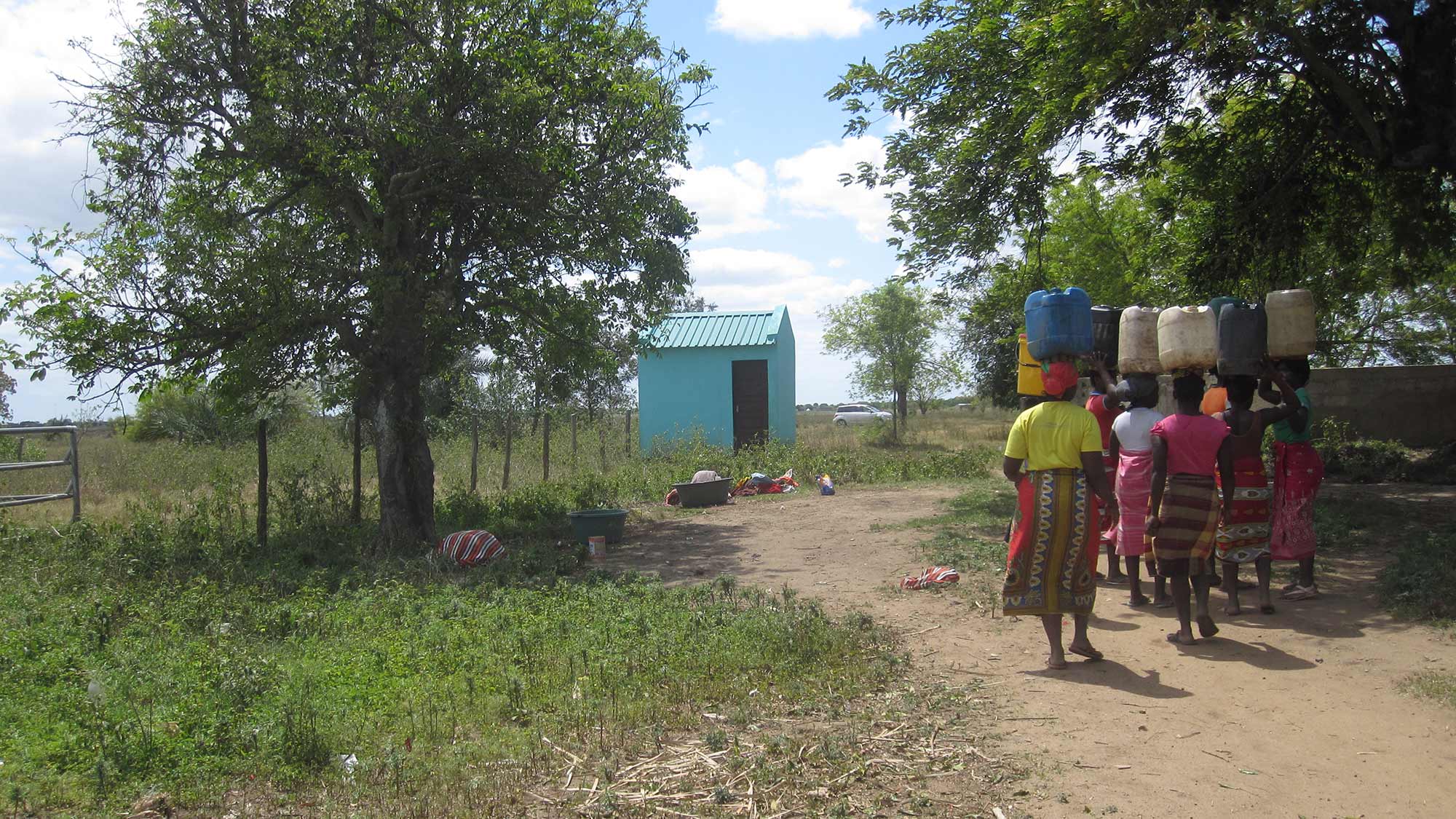 Mujeres transportando agua a sus comunidades