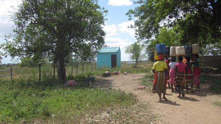 Mujeres transportando agua a sus comunidades