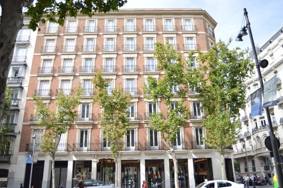 Zara’s new store on Serrano Street occupies a former building from early 20th century located in one of the most important commercial areas of Madrid. 