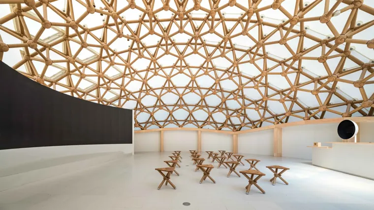 A room with chairs and tables.