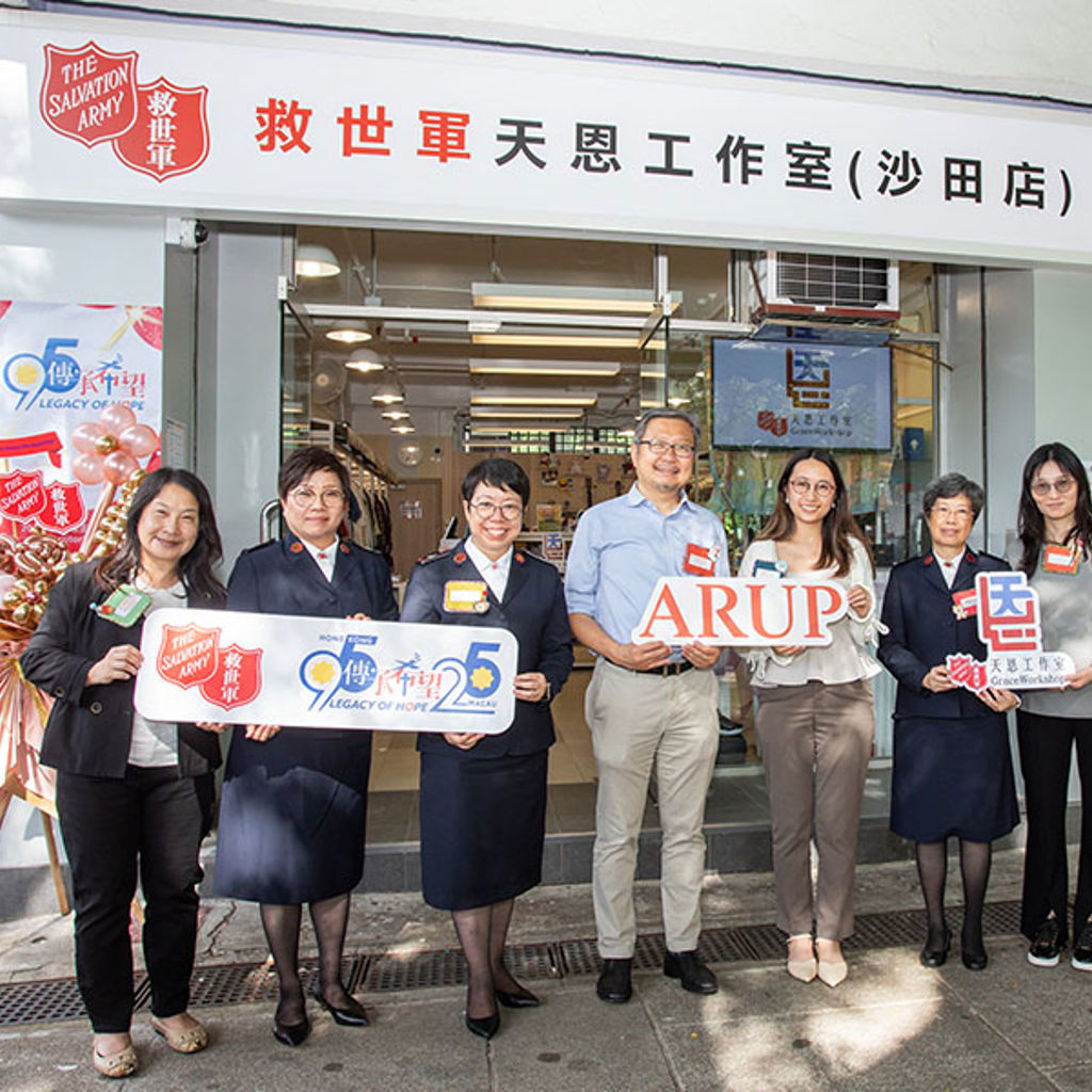 A heartfelt thanksgiving ceremony was held today to mark the reopening of the Salvation Army Grace Workshop in Jat Min Chuen, inviting all guests to join in a commemorative photo. 