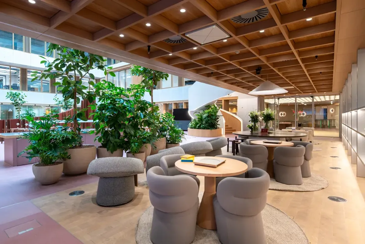 A large room with a few tables and chairs.