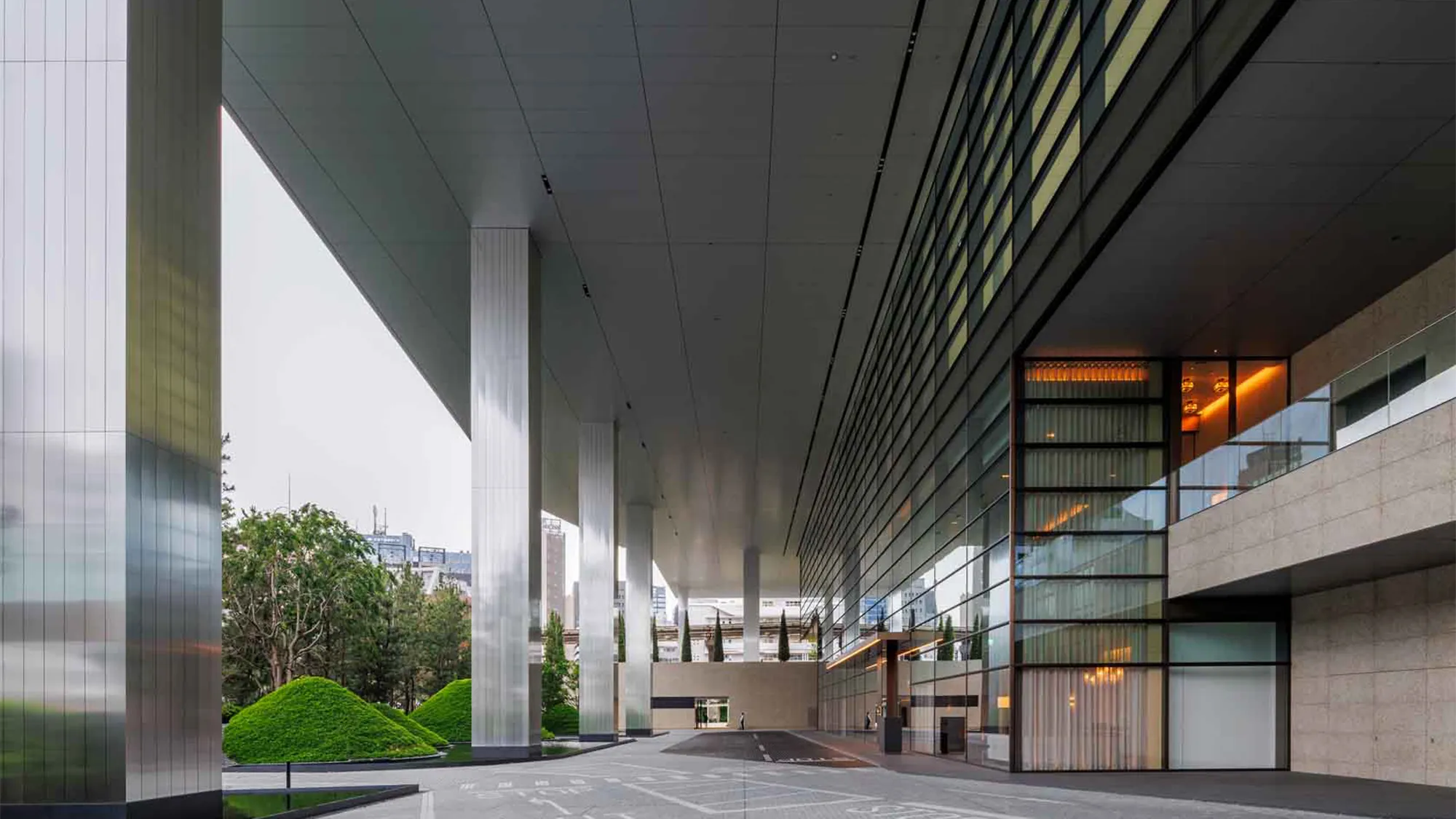 Combined seismic isolation and vibration control of 「BLUE FRONT SHIBAURA」 for exceptional earthquake resilience. 