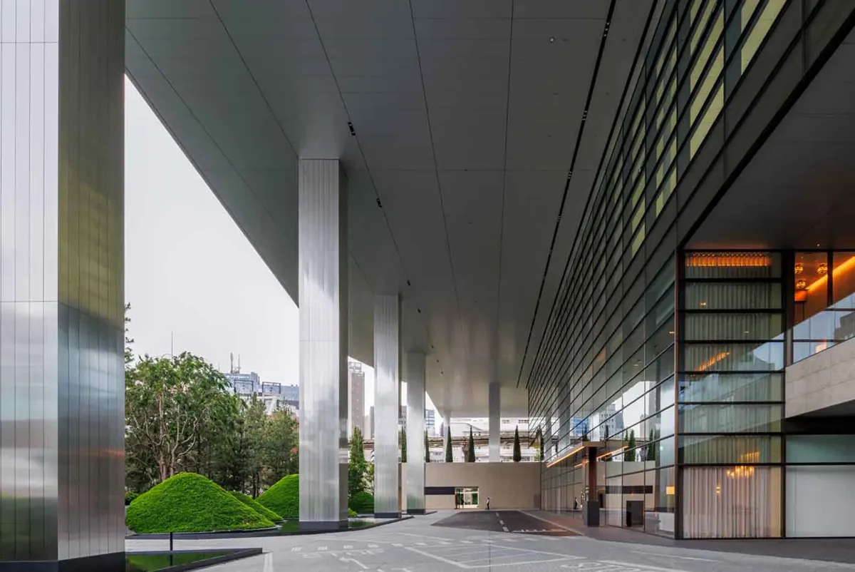 Combined seismic isolation and vibration control of 「BLUE FRONT SHIBAURA」 for exceptional earthquake resilience.