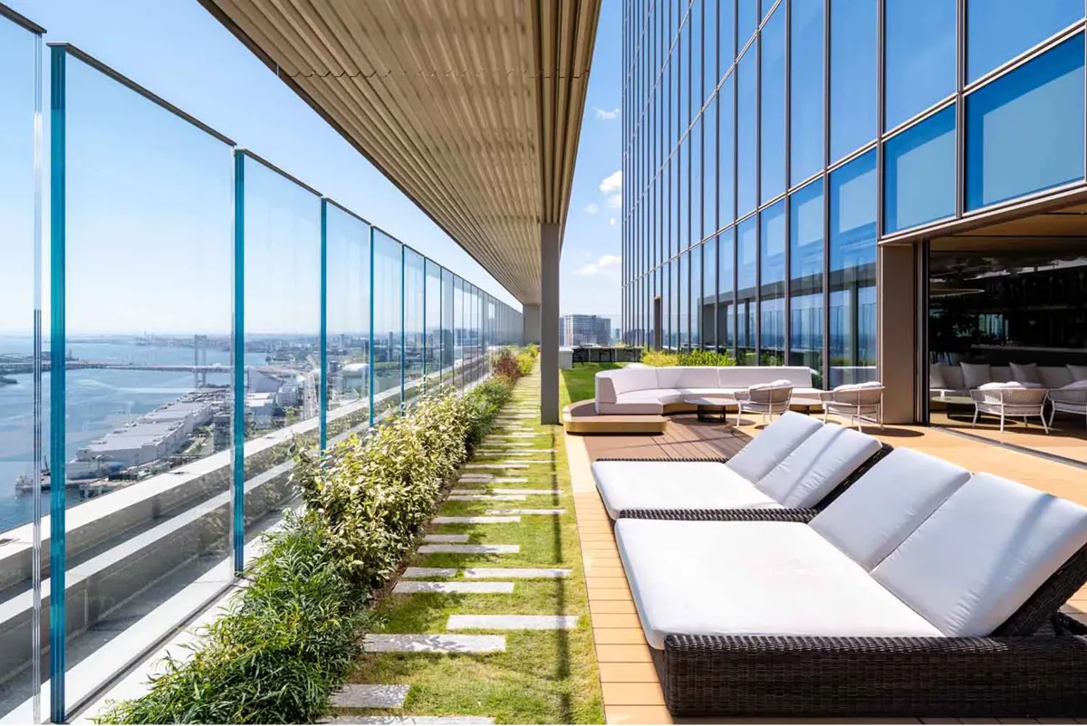 Sky gardens in BLUE FRONT SHIBAURA offering sweeping views where bay, river, mountains, sky, and city converge.