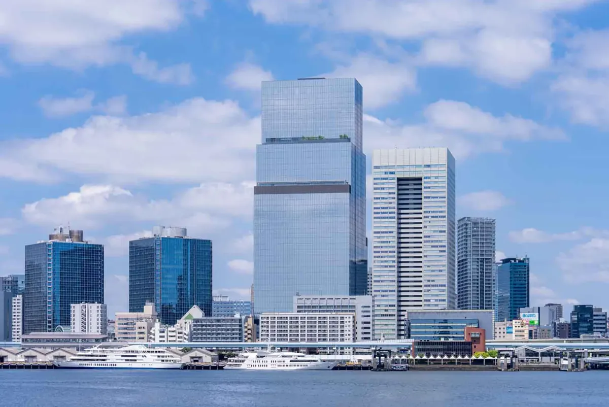 BLUE FRONT SHIBAURA is a large-scale mixed-use development comprising twin towers of approximately 230m, housing offices, a hotel, residences, and commercial facilities, located in Shibaura, Tokyo.
