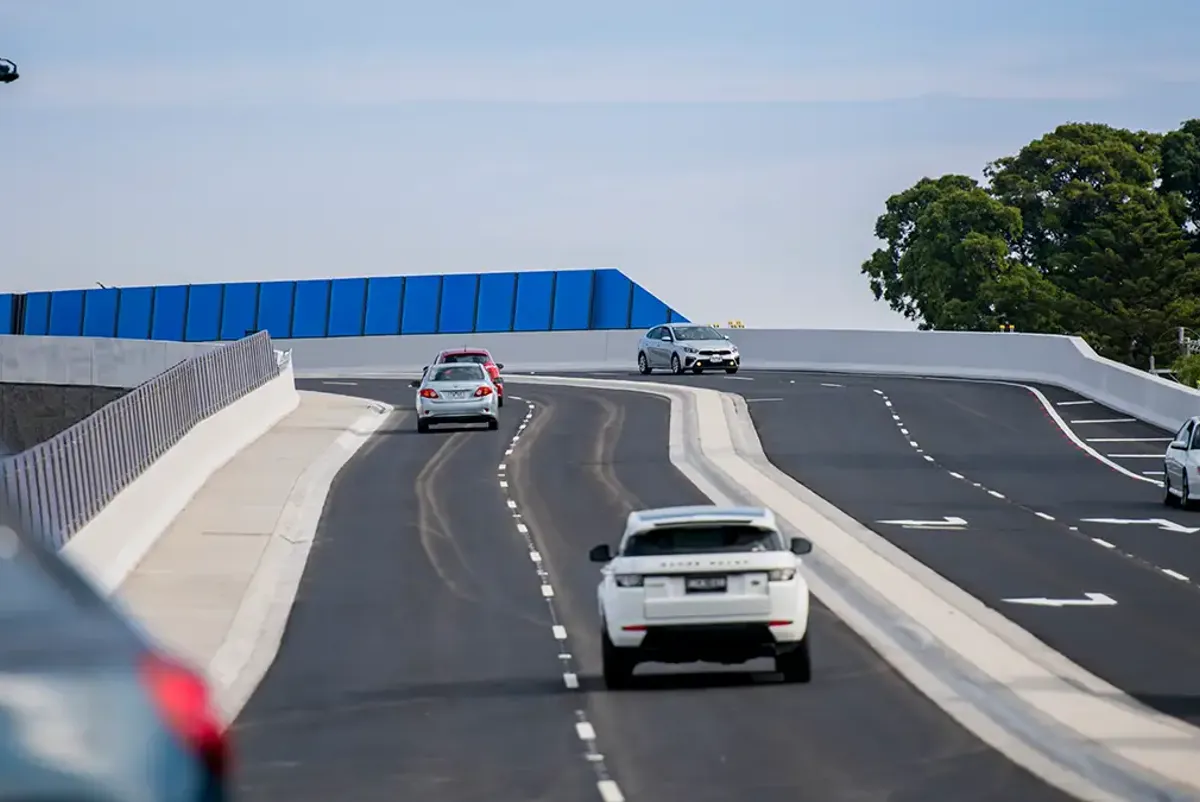 Road traffic bridge with multiple lanes